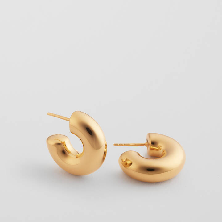 Bolded Little Sis Hoops Gold i gruppen Øredobber / Gulløredobber hos SCANDINAVIAN JEWELRY DESIGN (EG1235)