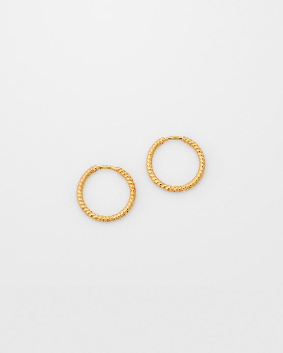 Beloved Twisted Medium Hoops Gold i gruppen Øredobber / Gulløredobber hos SCANDINAVIAN JEWELRY DESIGN (EG1259)
