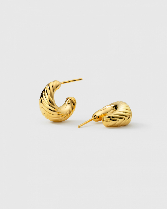 Bolded Little Sis Chevron Gold i gruppen Øredobber / Gulløredobber hos SCANDINAVIAN JEWELRY DESIGN (EG1292)
