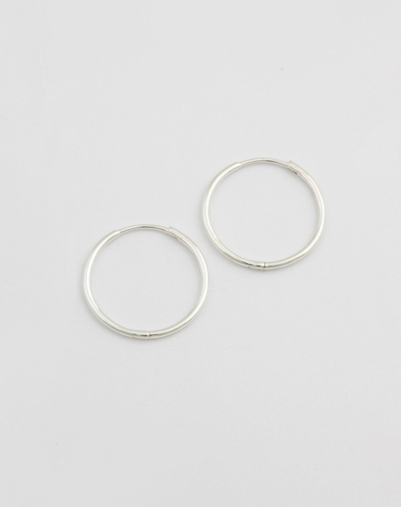 Beloved Medium Hoops Silver i gruppen Øredobber / Sølvøredobber hos SCANDINAVIAN JEWELRY DESIGN (ES1132)