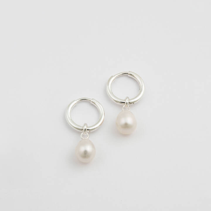 Treasure Pearl Hoops Sølv i gruppen Øredobber / Perleøredobber hos SCANDINAVIAN JEWELRY DESIGN (ES1210)