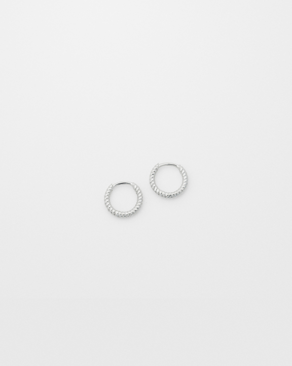 Beloved Twisted Small Hoops Silver i gruppen Øredobber / Sølvøredobber hos SCANDINAVIAN JEWELRY DESIGN (ES1258)