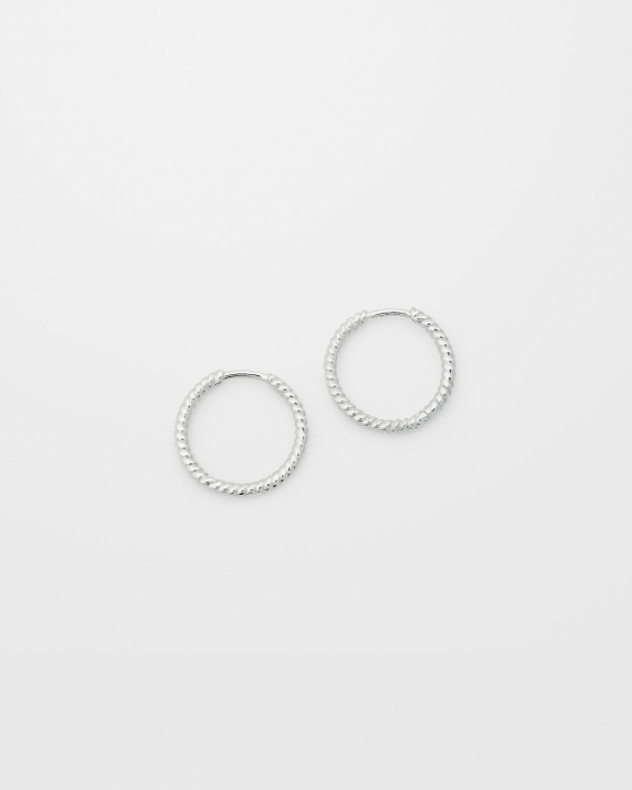 Beloved Twisted Medium Hoops Silver i gruppen Øredobber / Sølvøredobber hos SCANDINAVIAN JEWELRY DESIGN (ES1259)