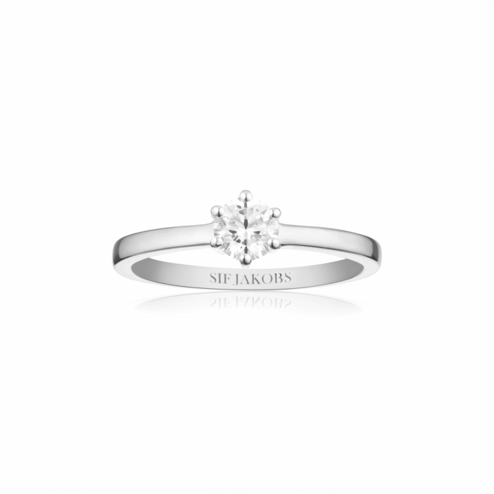 ELLERA UNO PIANURA GRANDE Ring Vita Zirkoner Sølv i gruppen Ringer / Sølvringer hos SCANDINAVIAN JEWELRY DESIGN (SJ-R42283-CZ)