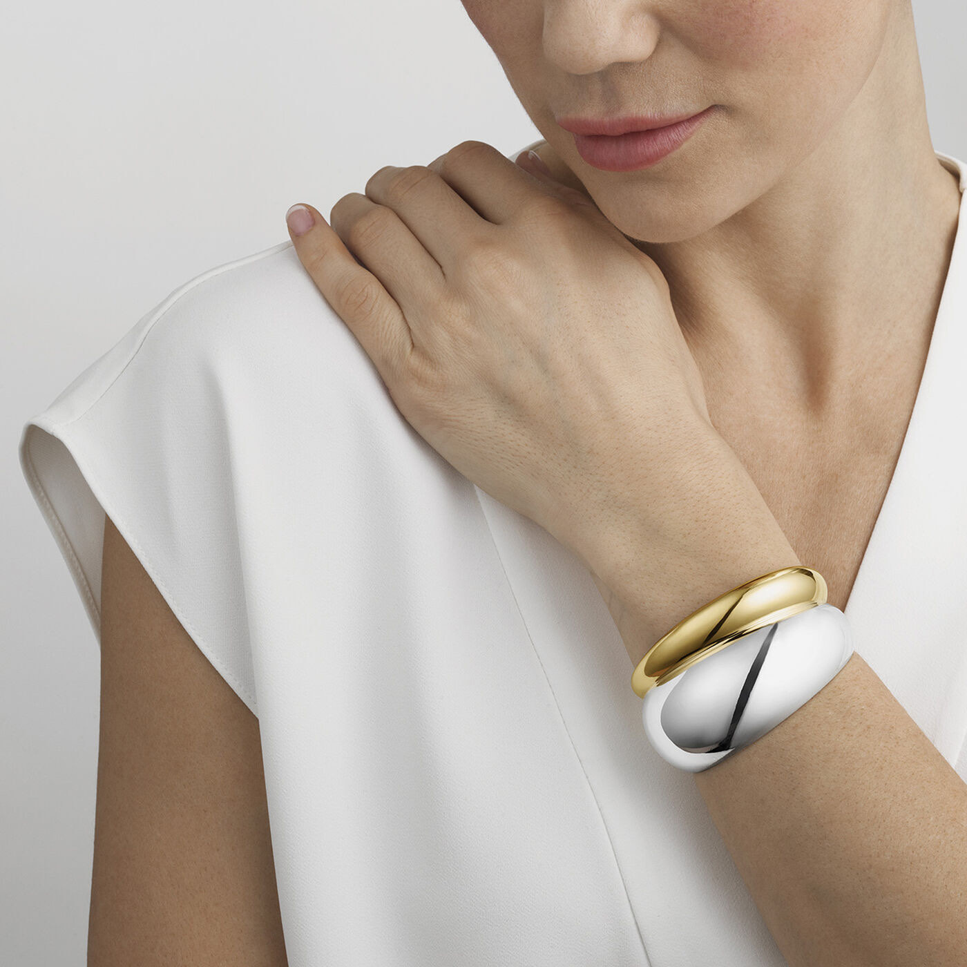 CURVE MEDIUM BANGLE Armbånd Gull Sølv